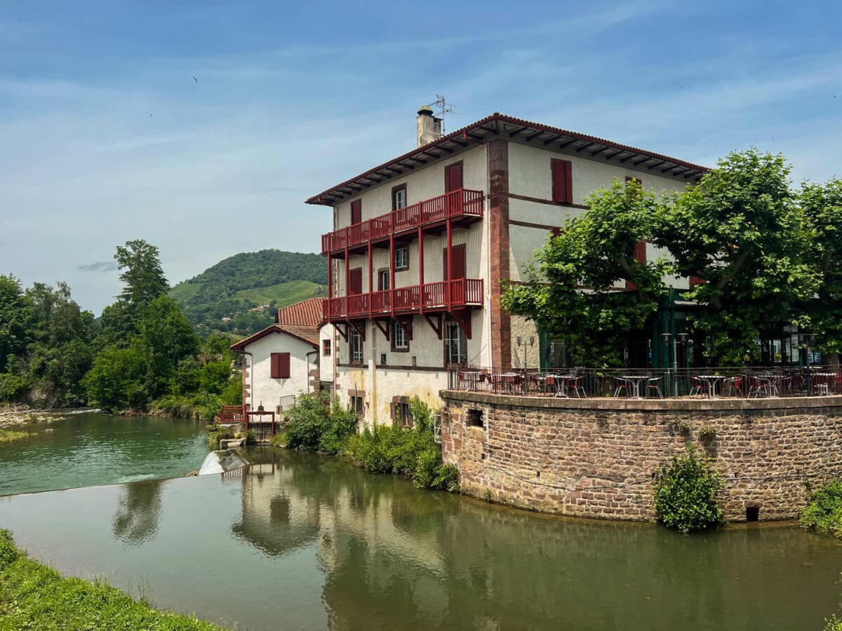 Escapade dans les terres basques : 5 endroits à découvrir loin de la côte